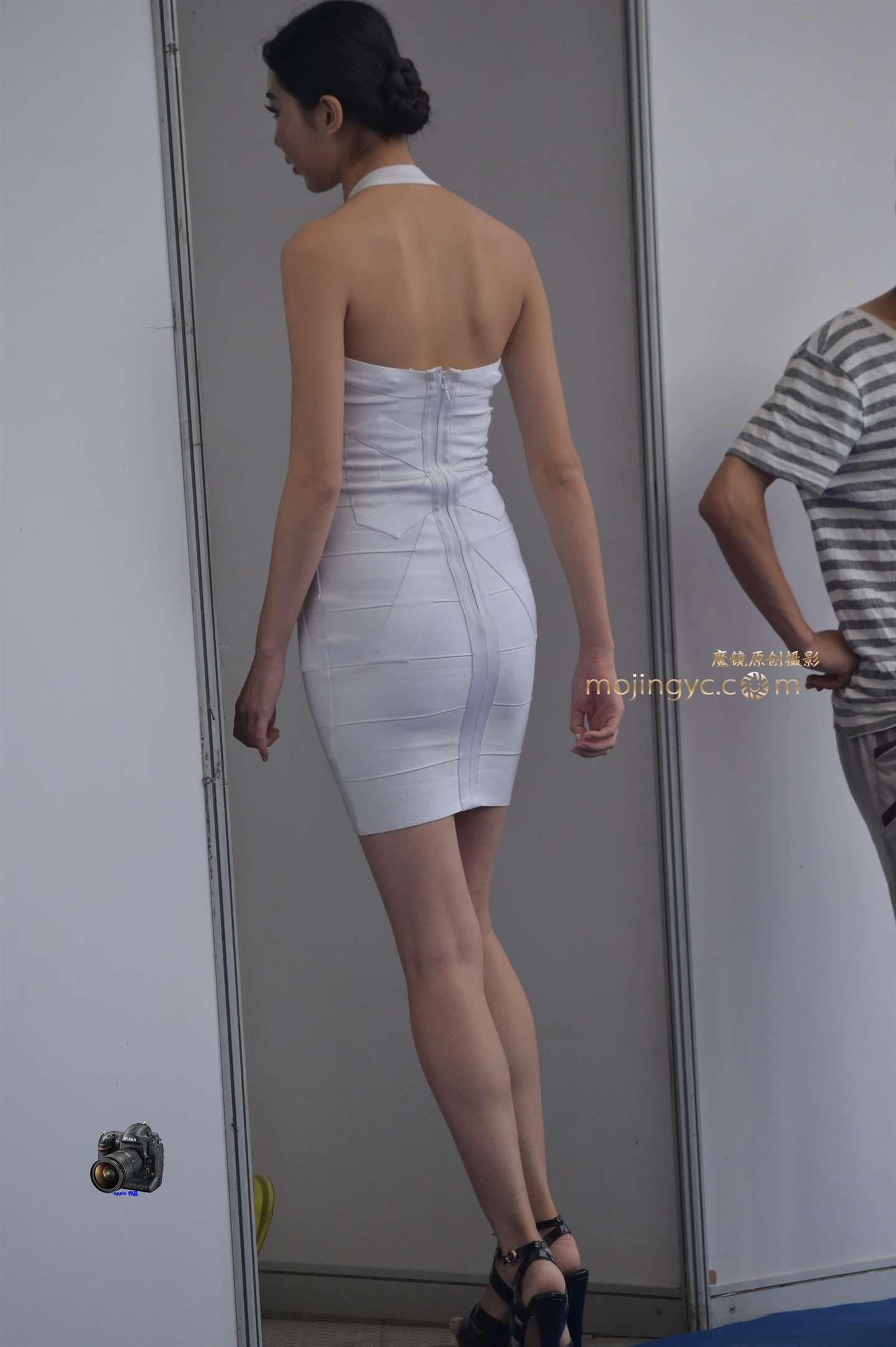 2015-07-10白色色裹身裙包臀车模（17P）-街拍流行馆